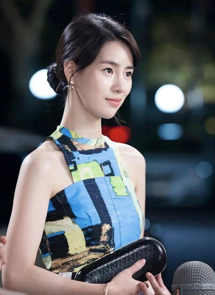 小s拿着勺子穿红衣广告照,小s二女儿新广告