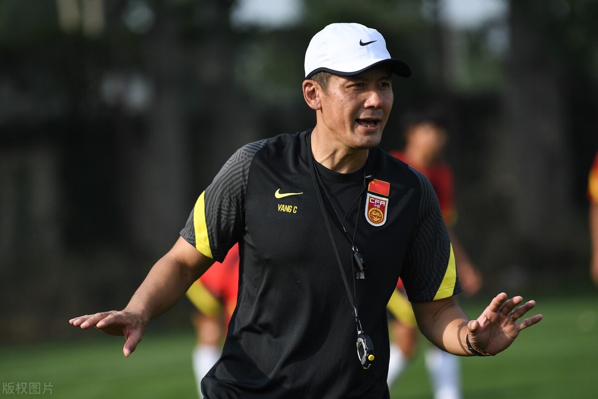 杨晨带领国足u16剃寸头,杨晨犹如一道闪电划过中国足球