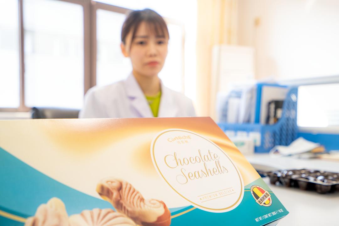 医护暖心除病痛病患感恩送锦旗,医患和谐温情时刻患者送锦旗致谢