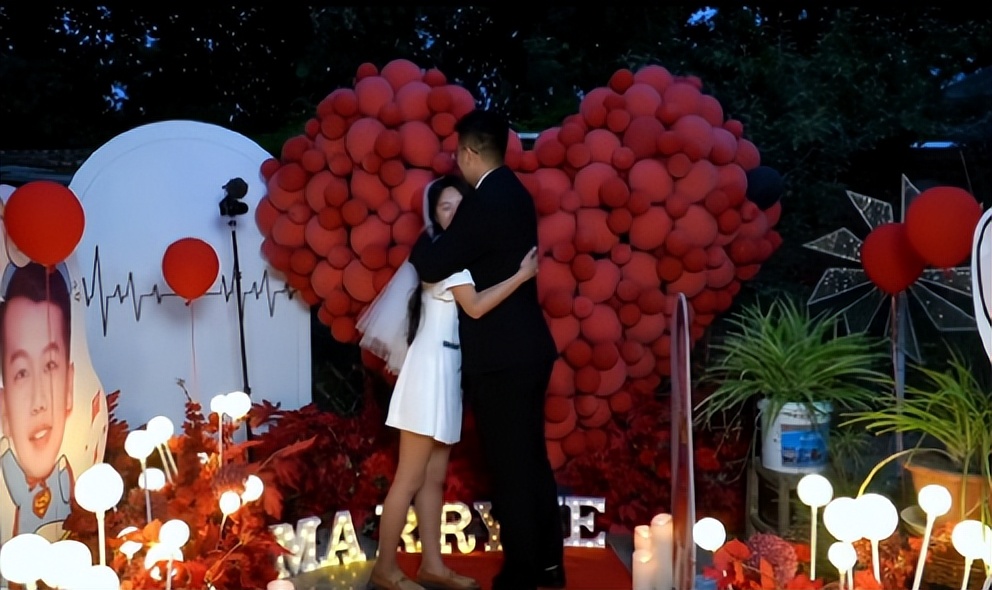 一女网红被前男友爆出聊天记录 (27岁女网红被爆当小三)