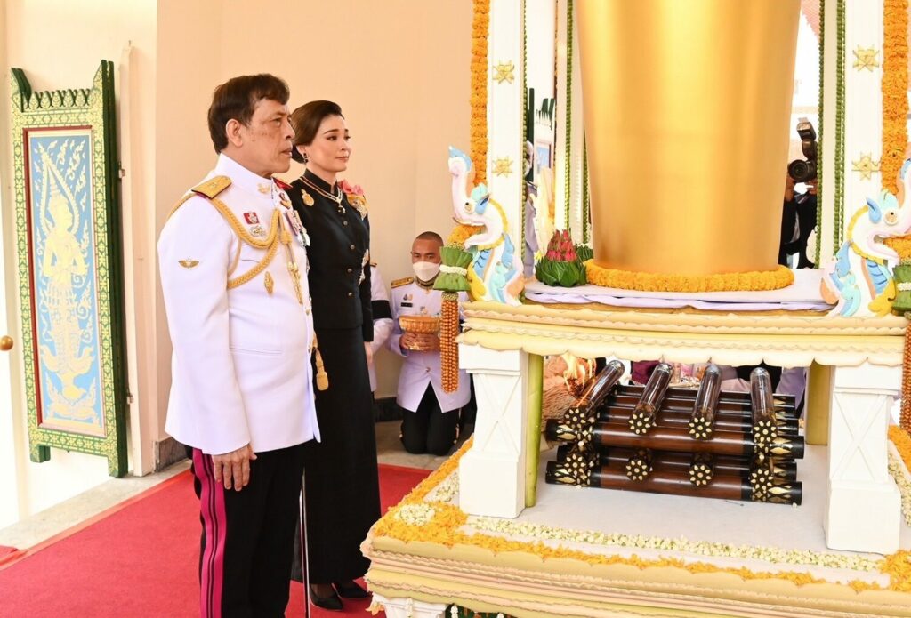 泰国国王皇后下跪,泰国王后跪在国王面前