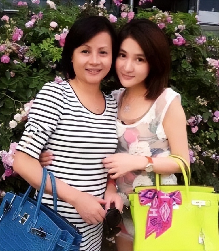 郭美美19岁被*养包**,借商演之名行苟且之事,赚钱太容易炫富惹祸端