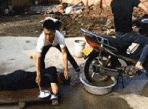 “无意中在女同事车上发现的，这是用来干嘛的？”网友们内涵了！