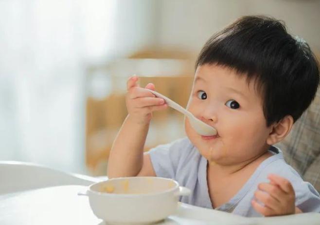 1岁宝宝只爱喝奶拒绝吃辅食，姥姥找出原因，宝妈：我太难了