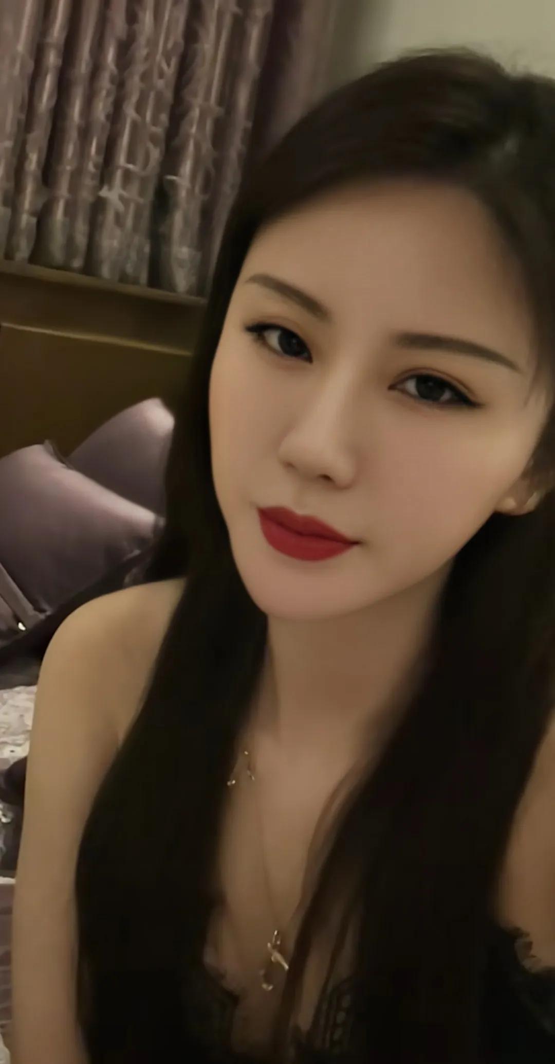 黑色衣服又简约又好看,黑色衣服显庄重而不失优雅