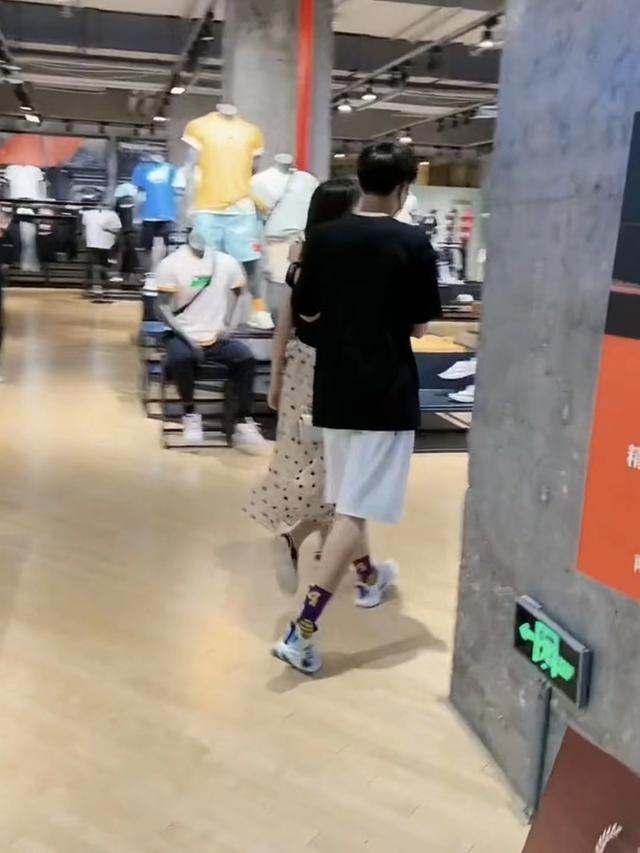 女子为男友过生日,被男友拽进品牌服装店,要求给他买生日礼物