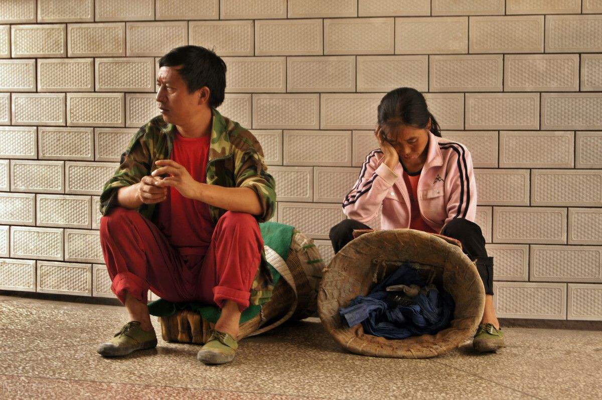 遂宁男子十年蜗居桥洞研究彩票,四川老汉研究彩票住桥洞