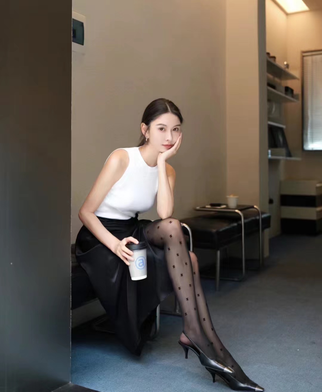 褶皱黑色半裙搭配什么鞋子,女生黑色长半裙搭配什么上衣好看