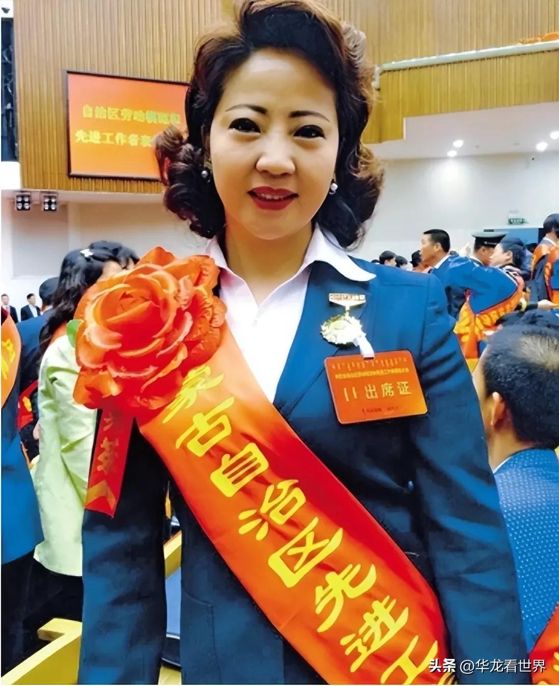 冤吗？女官员被质疑调查！疫情发布会上戴3万元耳钉爱马仕围巾