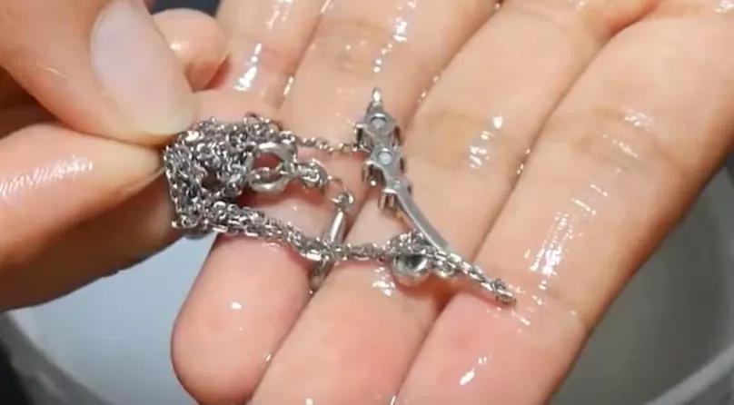 银手镯戴几天就发黑怎么回事,戴银手镯就发黑用什么洗才会发白