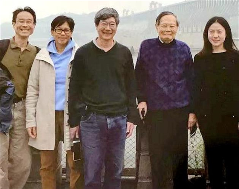 杨振宁82岁娶28岁娇妻现状,杨振宁82岁娶28岁娇妻模样