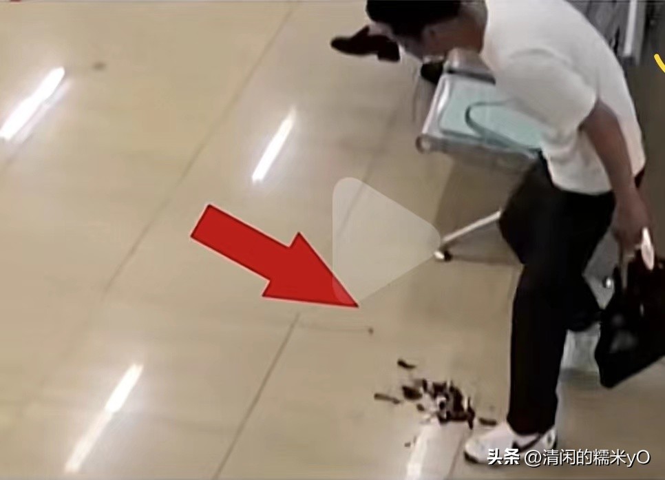 男子一口闷冰镇红茶后狂吐,男子喝冰红茶狂吐1000