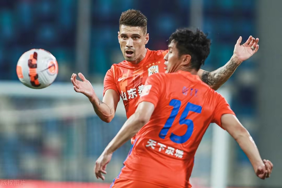 泰山队球迷最新消息,泰山队球迷现场呐喊荣辱与共