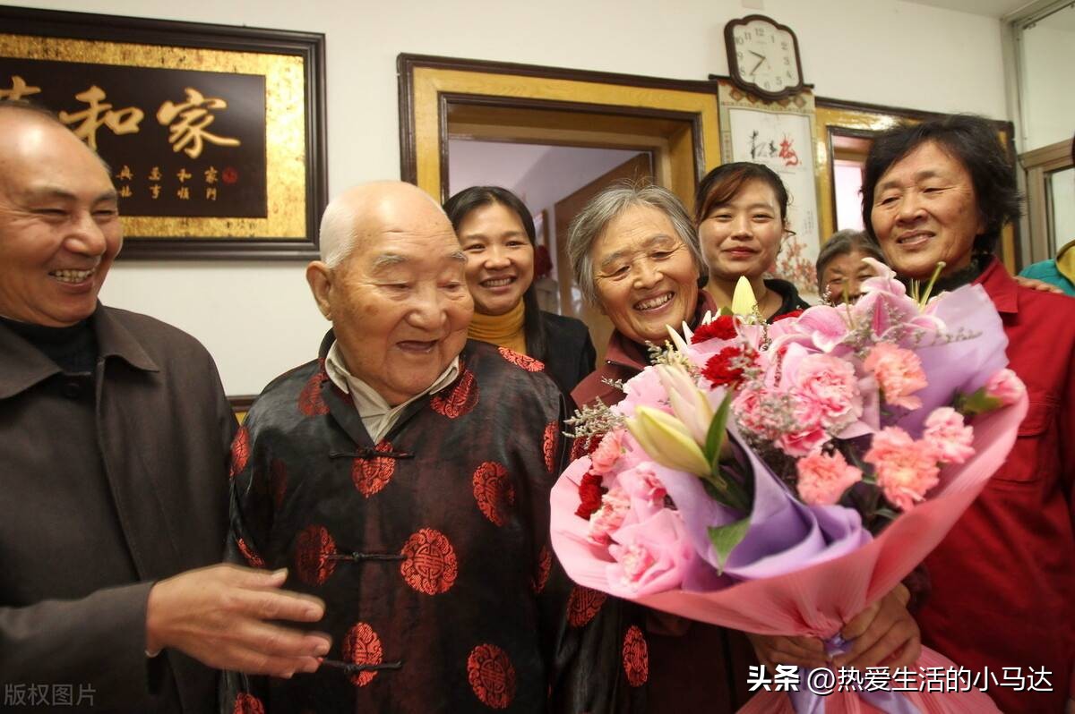 7旬老人有5个子女却没人愿意管他,9旬老人养老难题有哪些