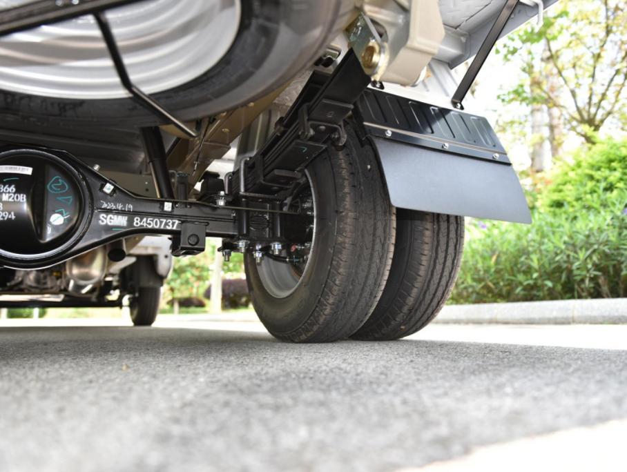 都是国产大牌出品，定位一致，五菱龙卡和跨越者D5怎么选？