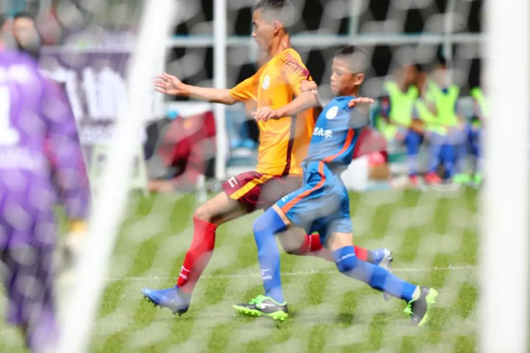 公安部定点帮扶的足球队,赢了!