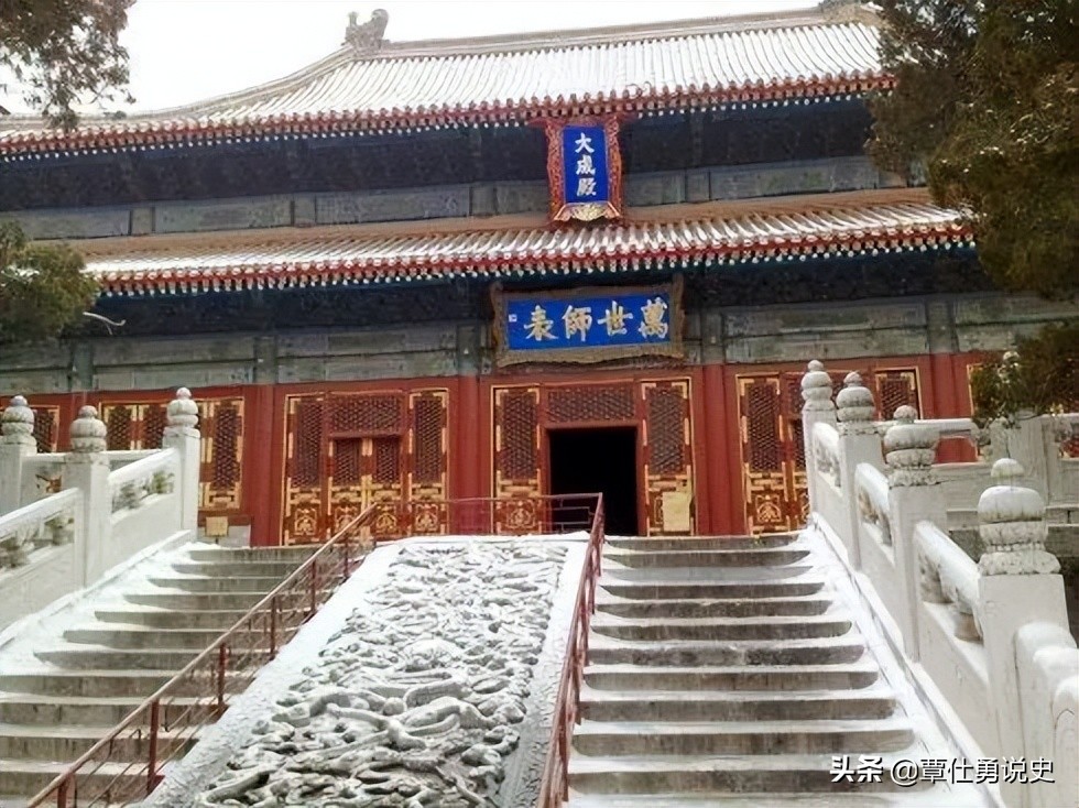 1952年，毛主席游曲阜孔庙，问同游的*世友许**等人：孔子姓什么？