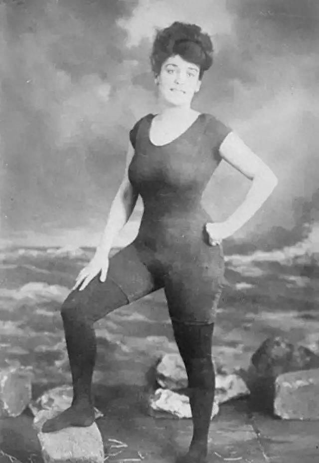 街上穿瑜伽裤还不够，为什么女生穿泳衣走来走去？