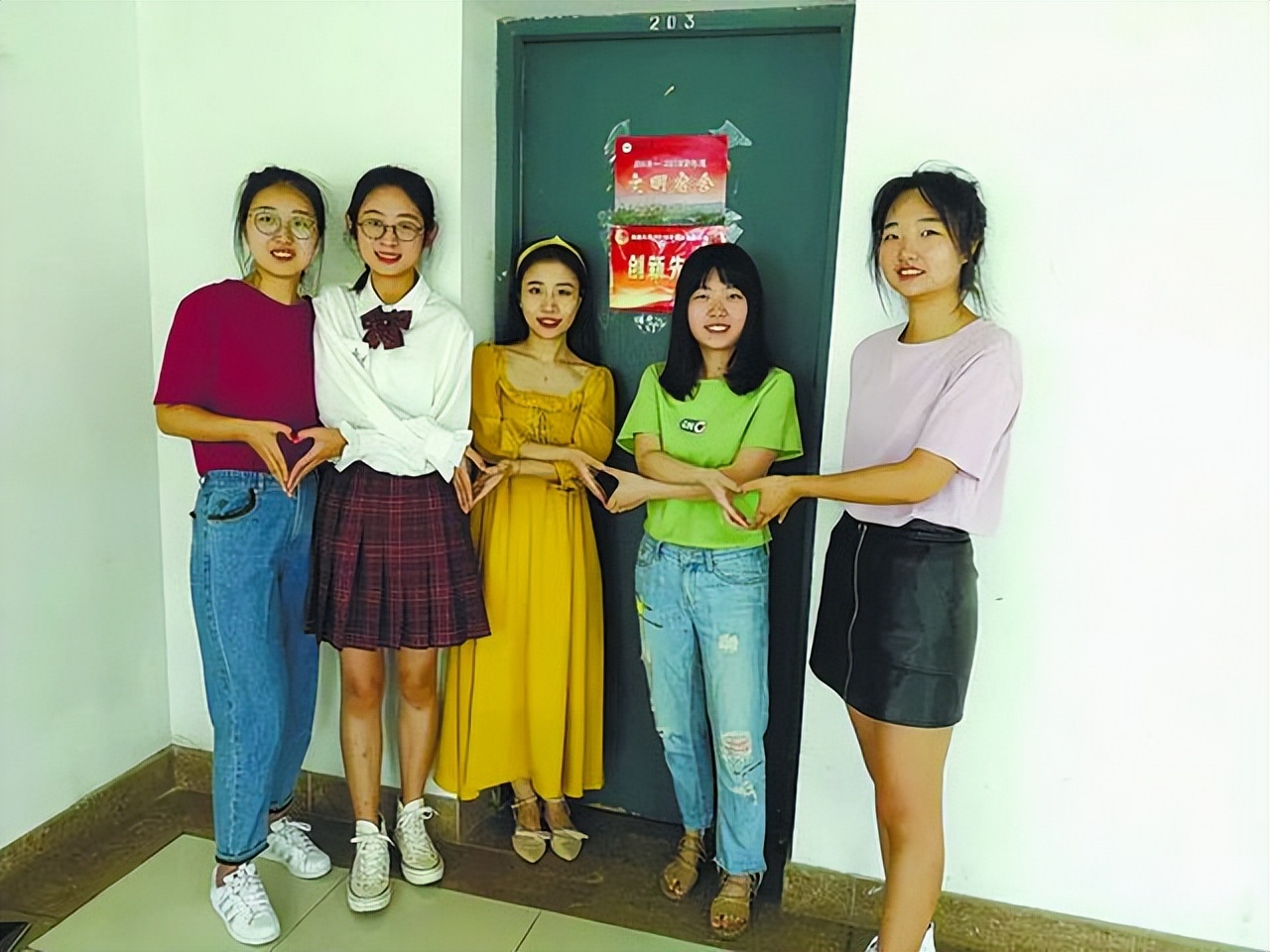 封校被封在寝室的女大学生,封校的女大学生宿舍