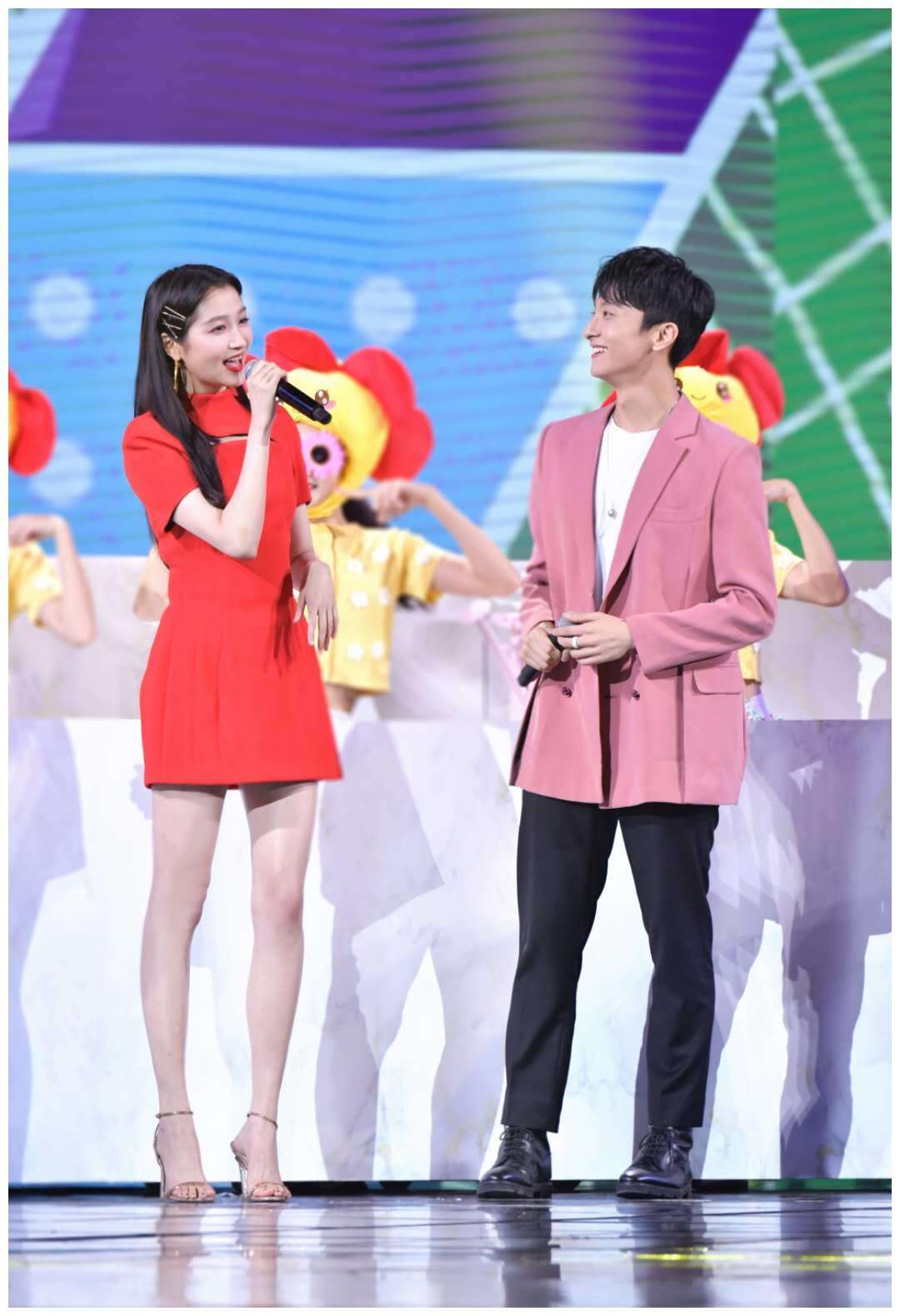 千万粉丝男爱豆恋情曝光见家长,千万粉丝恋情曝光