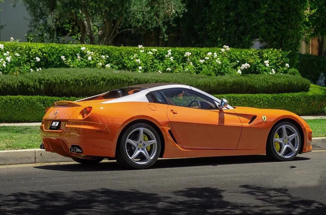 法拉利车漆改色,法拉利跑车贴灰魅紫改色膜