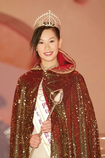 港姐冠军被骂出娱乐圈,24岁港姐冠军入行两年备受力捧