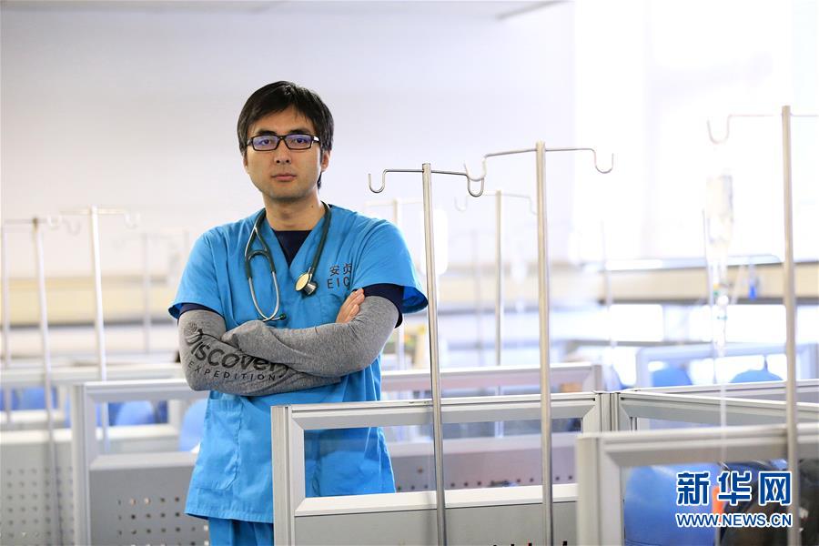 华西教授回家帮邻居看病,华西教授回乡探亲免费给乡亲看病