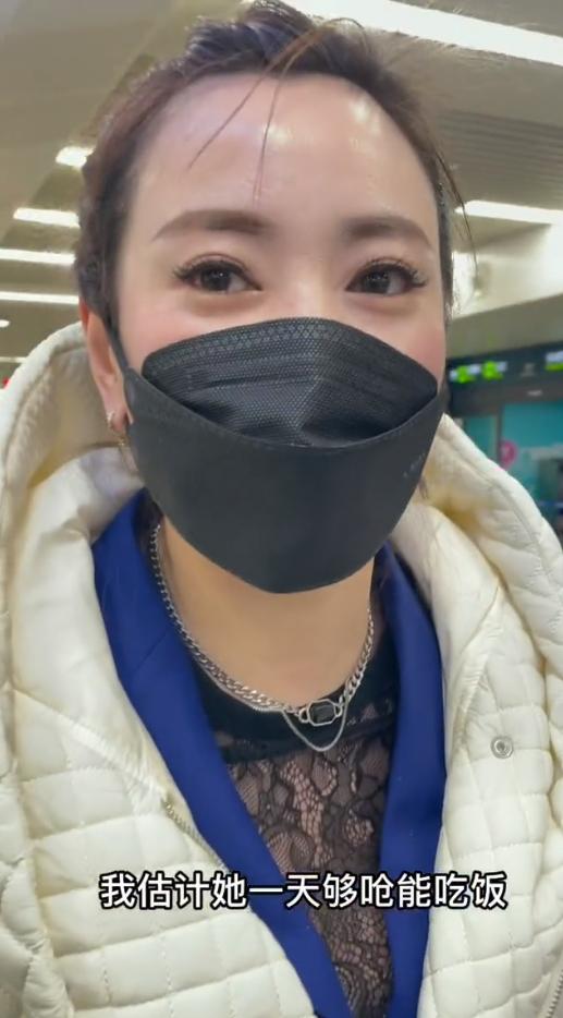 李勒优第一次见她妈妈在机场视频,优优李勒优现状
