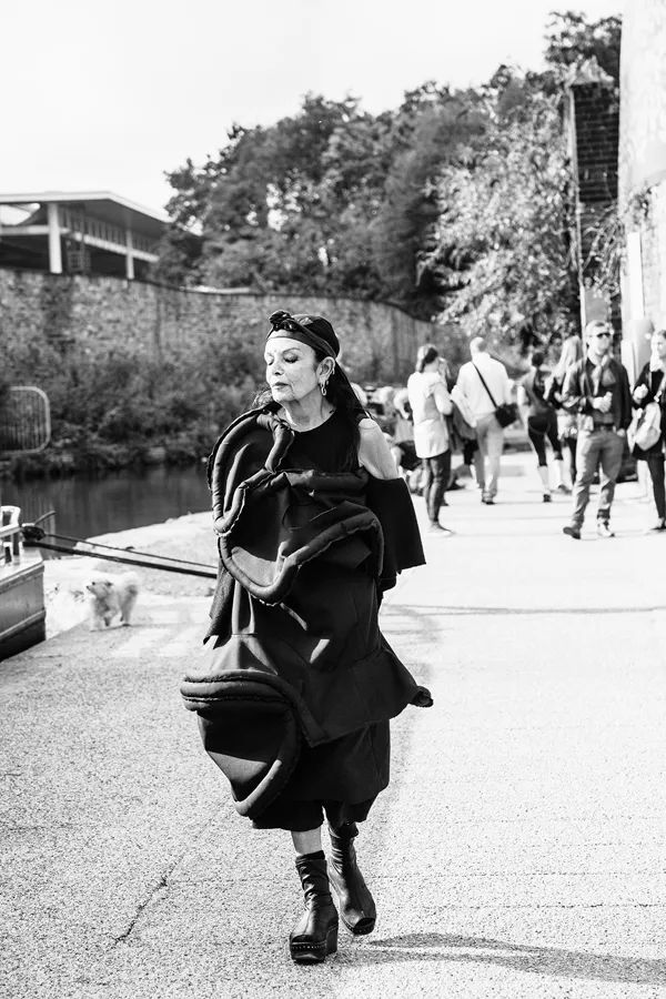 他被称时尚圈暗黑之王！神作爆红15年，侃爷以收藏他的桌子为傲？