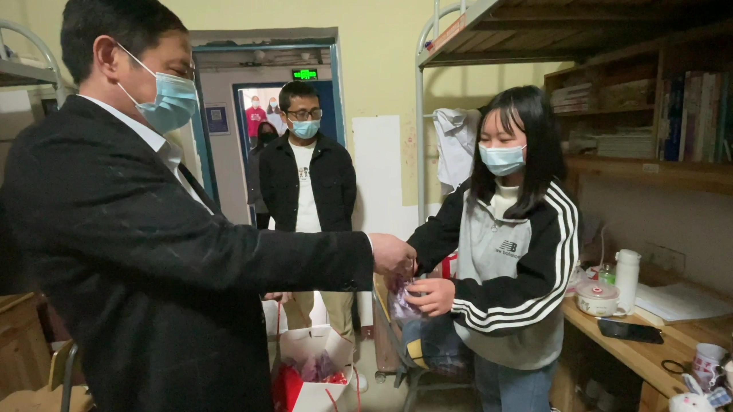 真实的疫情防控下校园生活,坚守疫情防控清洁校园环境手抄报