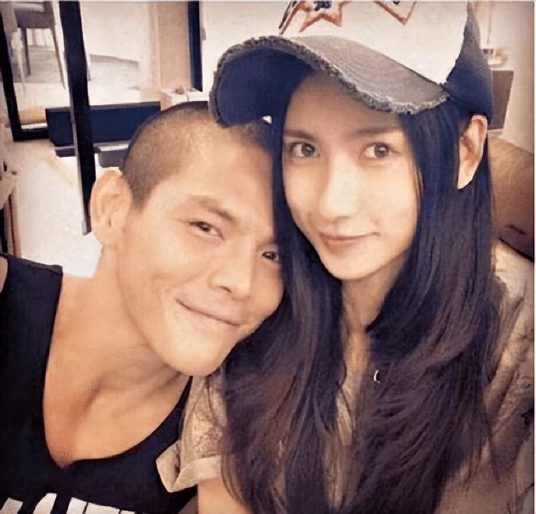 向太发文否认向佐出轨,向太出面辟谣狗仔爆料称向佐出轨