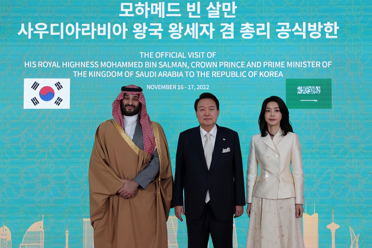 韩第一夫人真拼！峰会结束回国就营业，换新造型欢迎沙特王储真美