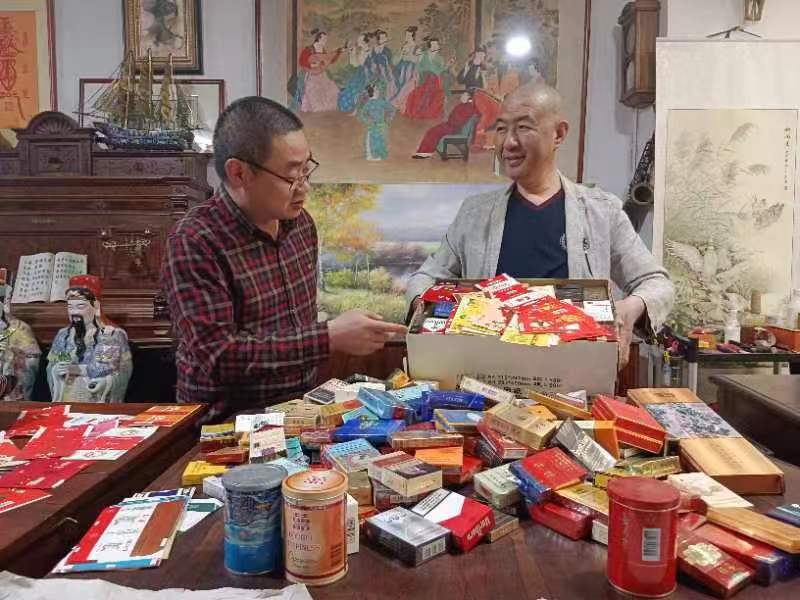 大连瓦房店：六旬艺师单江波收藏老烟盒万余件