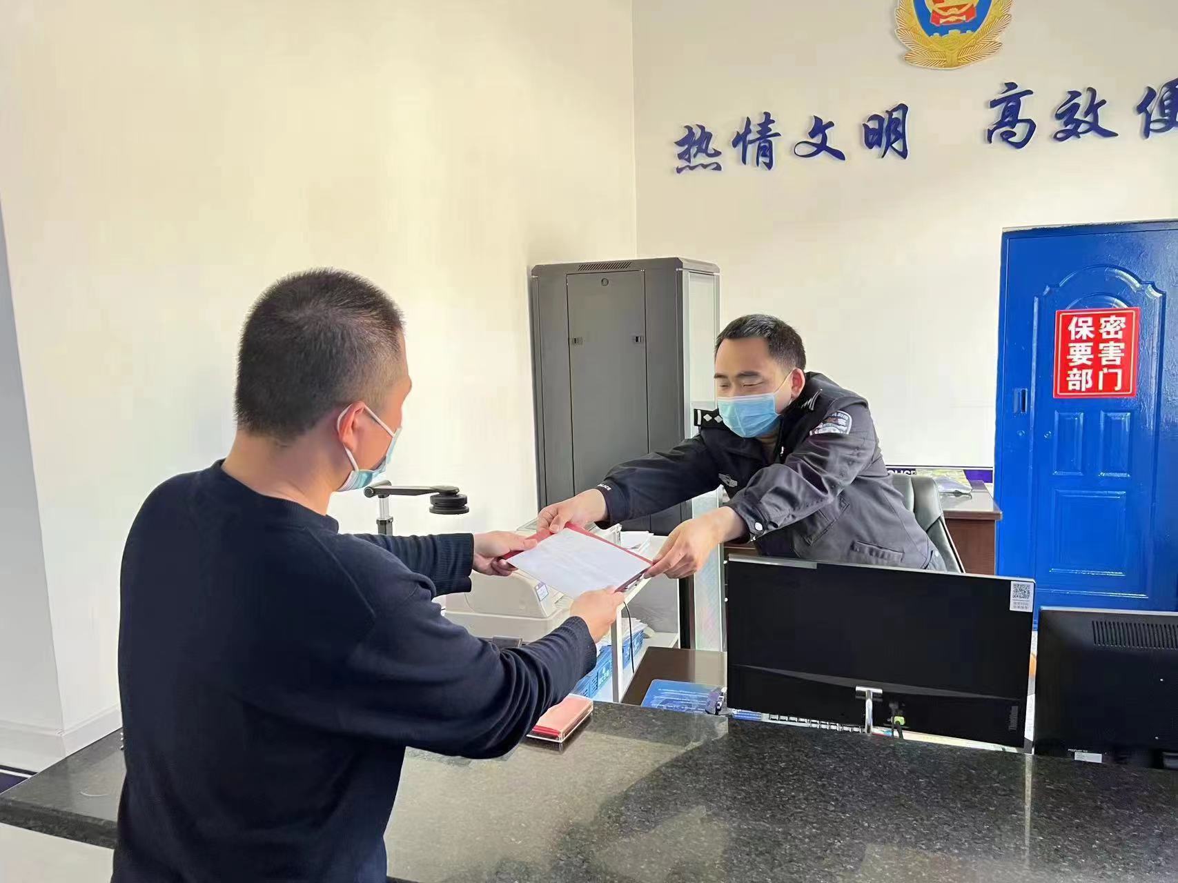 户政窗口中秋国庆服务群众,国庆期间户籍民警不打烊