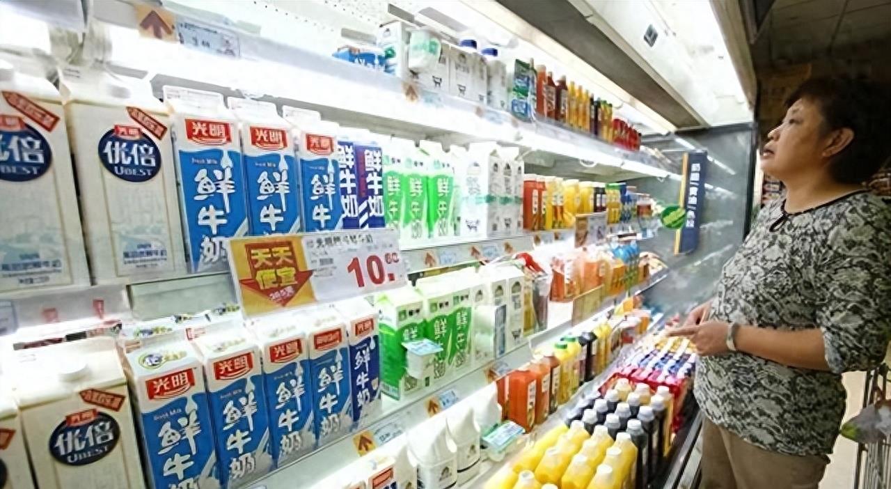 同一箱牛奶为何实体店卖50元,同一款牛奶超市卖60网上卖30
