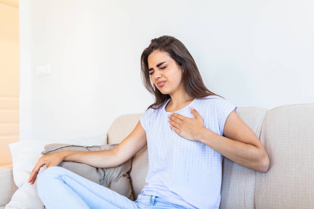 女性右侧胸部侧面疼痛是什么原因,50岁女性胸部疼痛是怎么回事