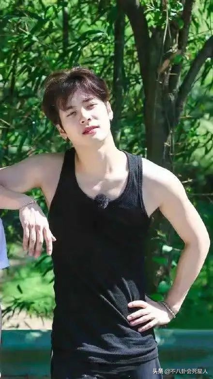 健身有效和健身无效的男演员,男明星无器械健身