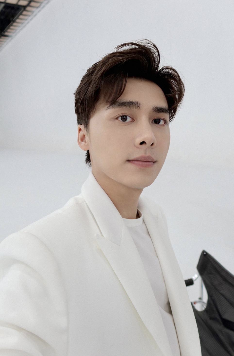 墙倒众人推与落井下石的关系,李易峰落魄时不落井下石