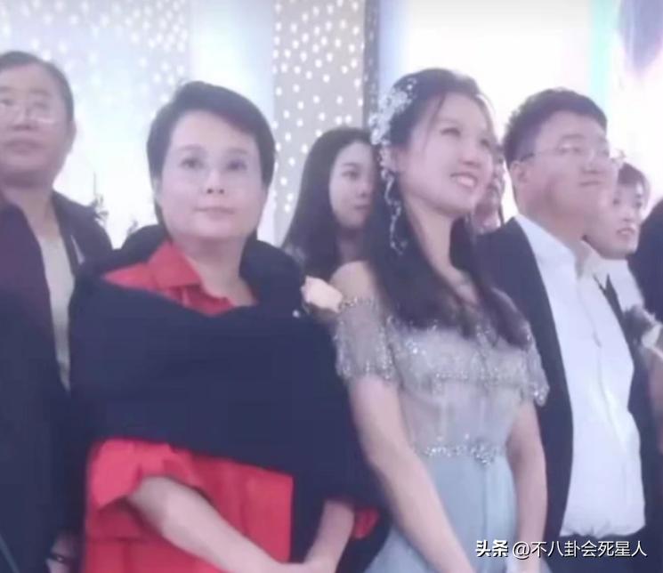 5岁袁立素颜近照曝光露双下巴脸,45岁袁立素颜照曝光