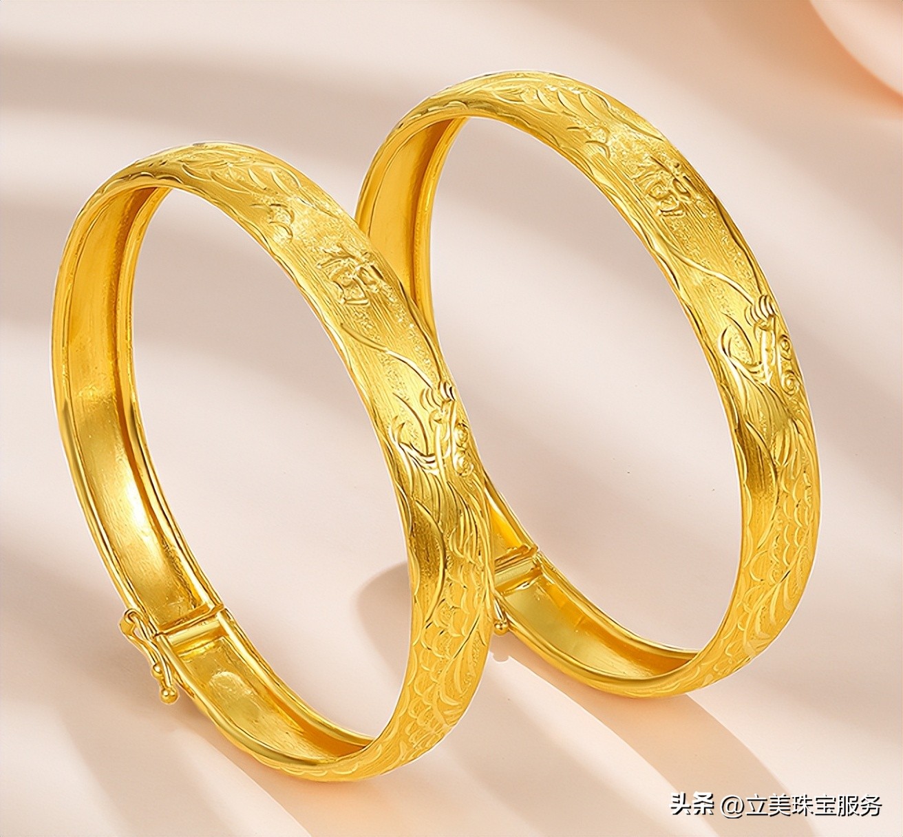 周大福黄金手镯999多少钱一克,上海老庙黄金999手镯多少一克