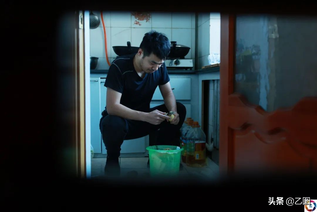 重病女儿迎来好转,却因没钱面临放弃,单亲爸爸急得扇自己耳光