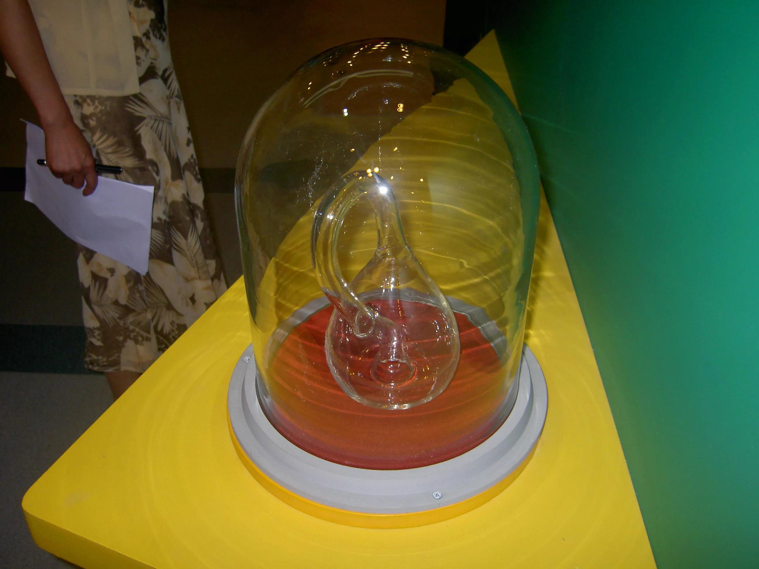 克莱因瓶四维空间图,克莱因瓶只能在四维空间里吗