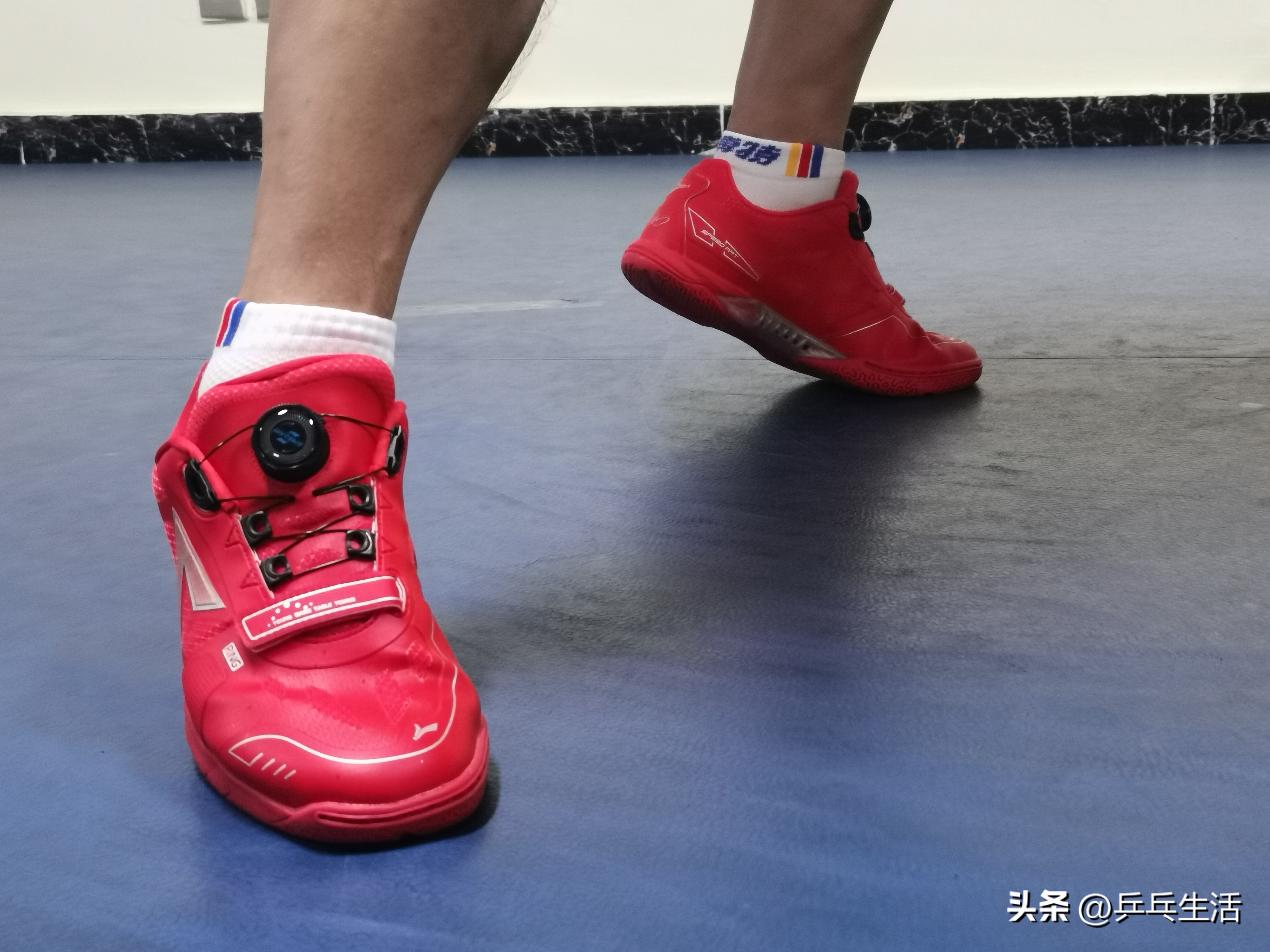 在乒乓馆打乒乓球,在乒乓球馆里跑步