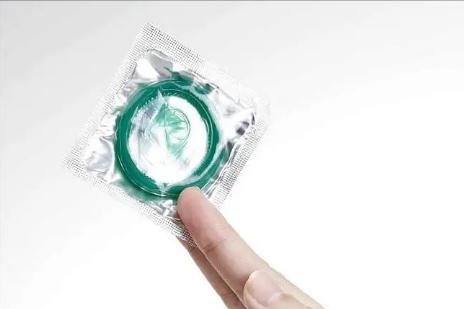 安全套“套”上就完事？这4个错误做法，不少男性还没意识到