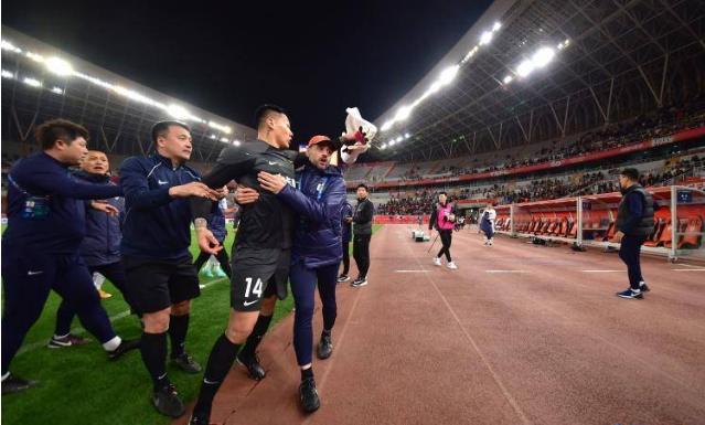 险些发生冲突!王大雷赛后一直“约谈”南通球员,好在队友拉开