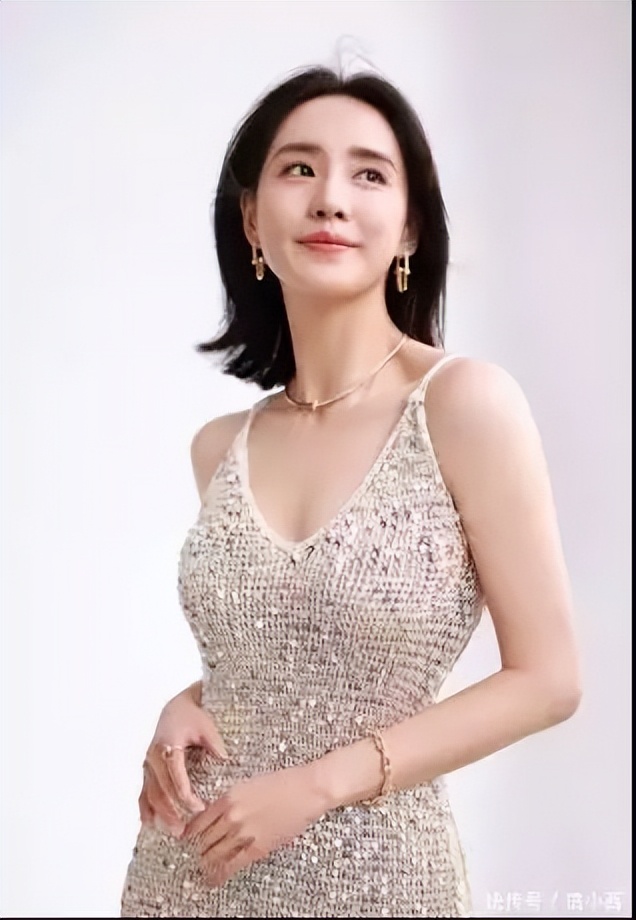 王智银色亮片连衣裙,王智白色西装礼裙造型