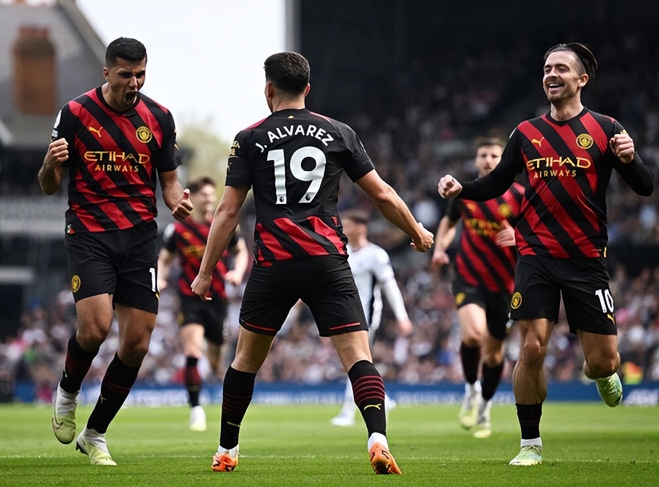 曼城大胜阿森纳引热议,曼城登顶欧冠球迷