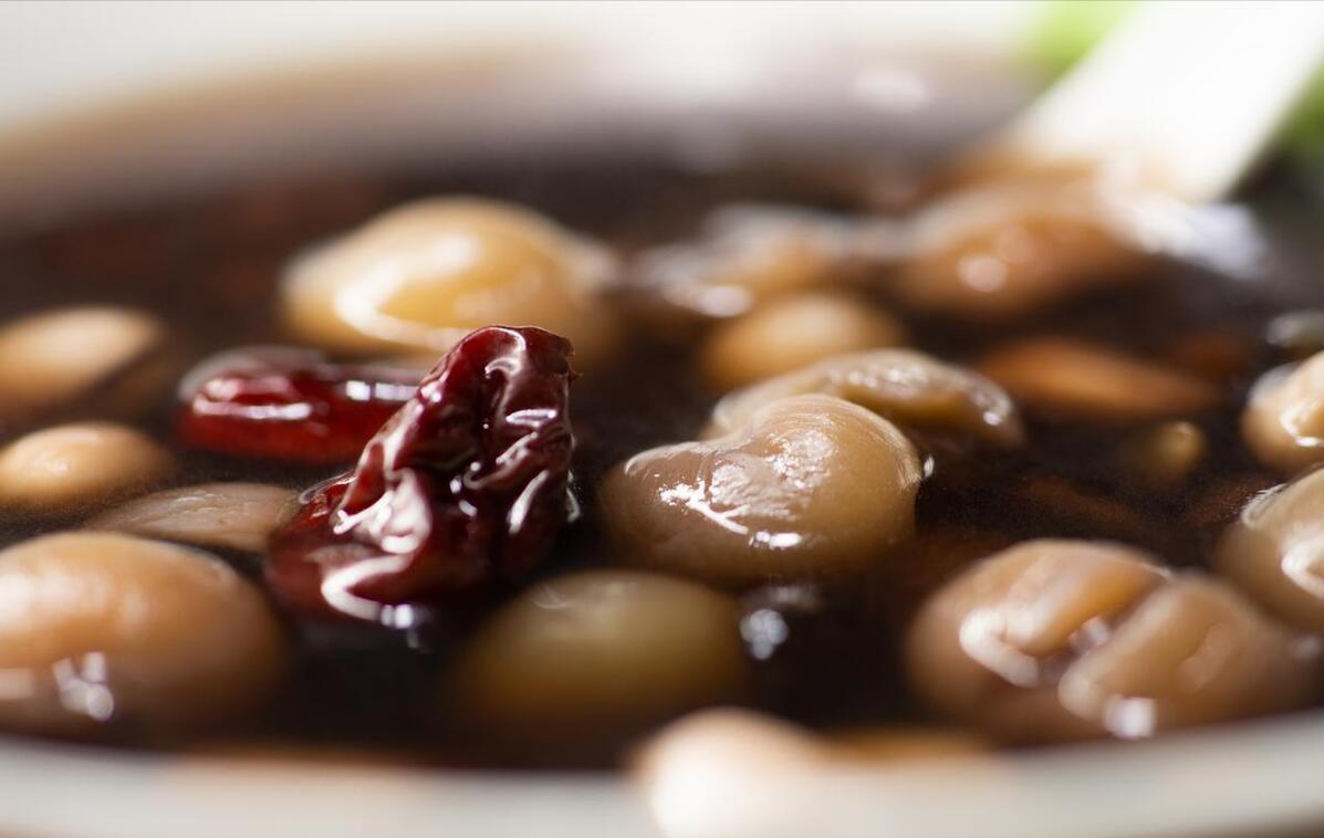 老母鸡汤放入枸杞红枣补血又补气,老母鸡炖汤补气补血红枣枸杞