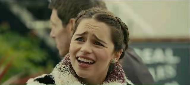 36岁龙妈瘦了好多！笑起来满脸表情纹，网友：龙妈一笑世界毁掉