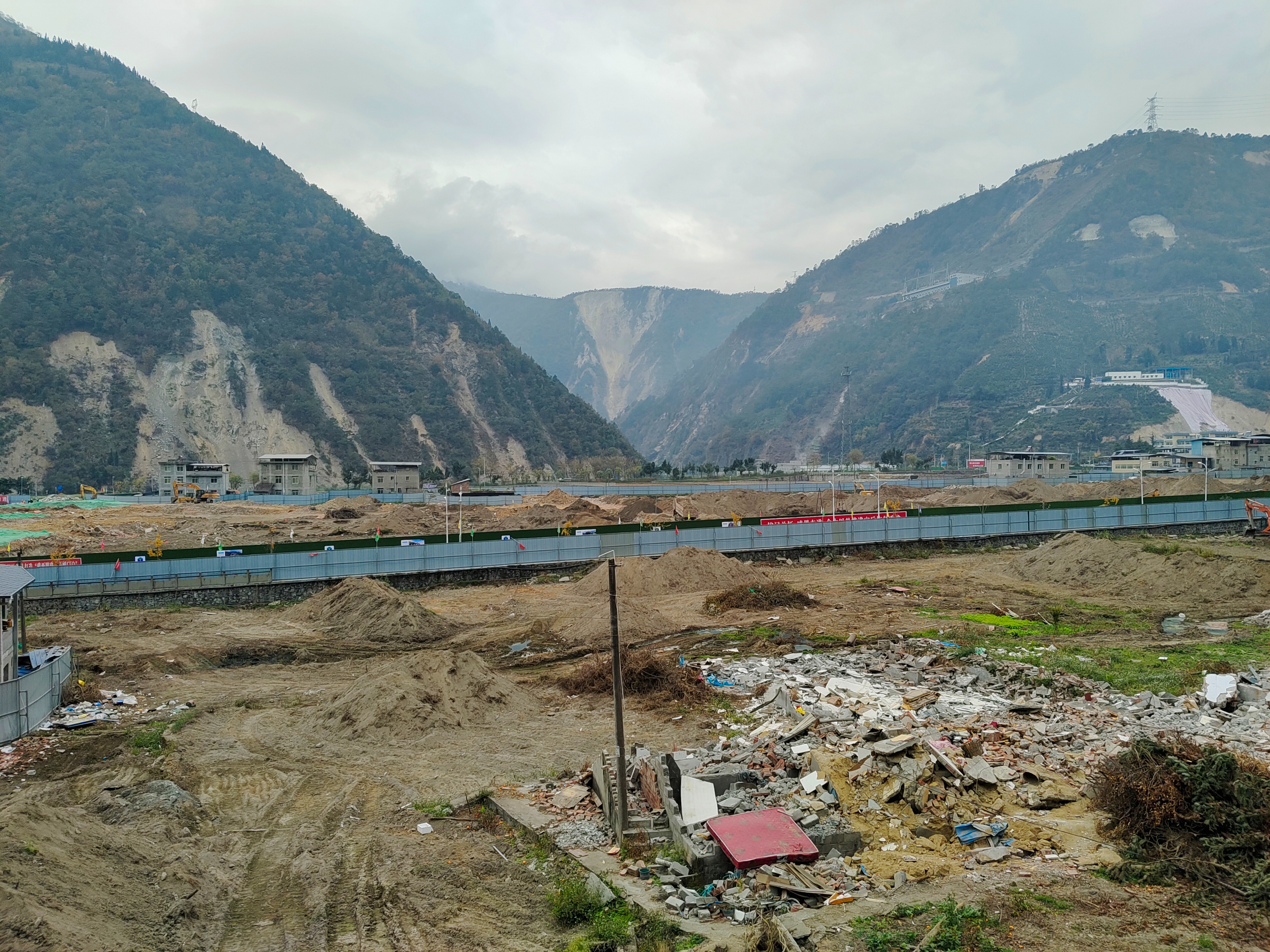 泸定地震三个月后：失联牧羊人和76只羊仍未找到，有村民失去年入几万的收入被迫租房，因物价贵一天吃2顿饭